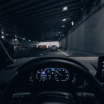 Автономные автомобили будущего на современной дороге с технологиями