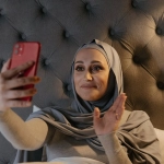 Хаотичный мир Crazy Time в онлайн-казино с яркими цветами и колесом